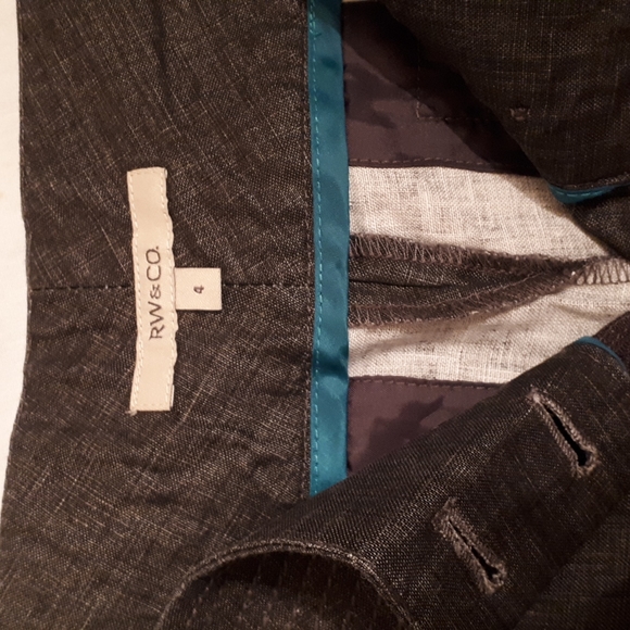 Womans,Size 4,Flare Bottom Capris. - Picture 3 of 4